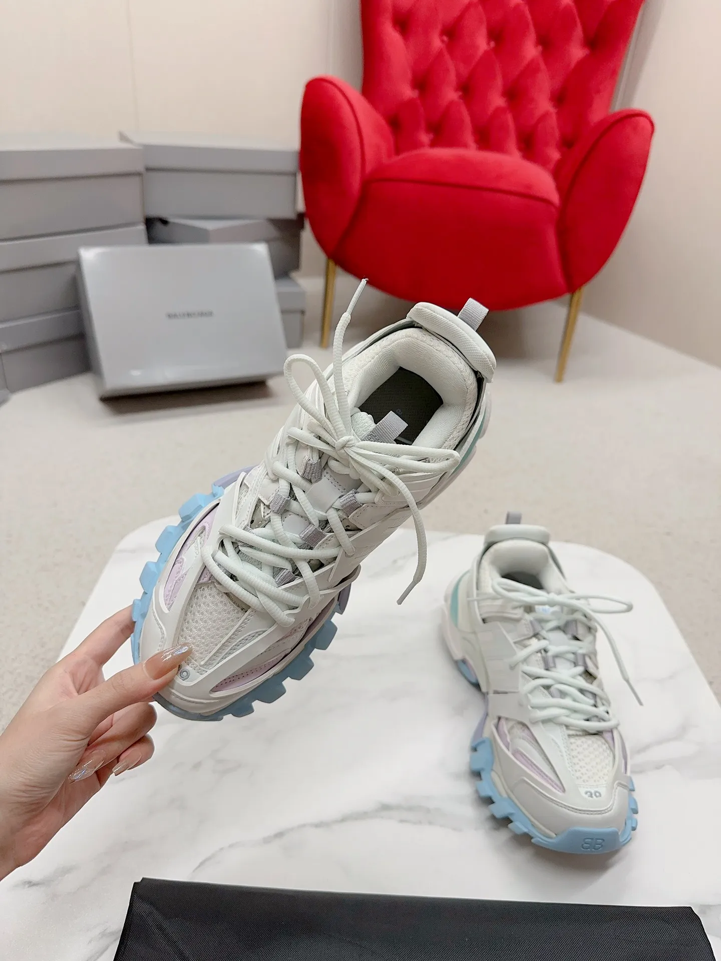 👟👟Ex-factory price 980👟👟 Men's size +10 𝐁𝐚𝐥𝐞𝐧𝐜𝐢𝐚𝐠𝐚|||𝐭𝐫𝐚𝗰𝐤 series 𝟑.𝟎Three generations of sports dad shoes‼ ️ [Top high-end quality from Dongguan Factory] Balenciaga dad shoes ~ super fashionable ~ full and three-dimensional shoes ~ amazing lines ~ very soft and light on the feet ~ super comfortable ~ versatile for commuting ~ can be paired with mid-calf socks, bell bottoms, wide-leg pants, overalls, very high-end ~ very manly and handsome ~ suitable for spring, summer, autumn and winter all year round... ⇢✈ Upper: Exclusive 1:1 original molded custom imported technical fabric mesh + imported cloth + 3M reflective strips [composed of 108 sub-pieces] ⇢✈Inner lining: Breathable mesh ⇢✈Outsole: Exclusive 1:1 original molded PU+TPU+EVA+rubber, a total of 13 sets of grinding tool combinations ⚠️Difference in market currency ~ high-end quality is definitely different ⇢✈𝐒𝐈𝐙𝐄Females: 35, 36, 37, 38, 39, 40 ⇢✈𝐒𝐈𝐙𝐄Men: 39, 40, 41, 42, 43, 44, 45